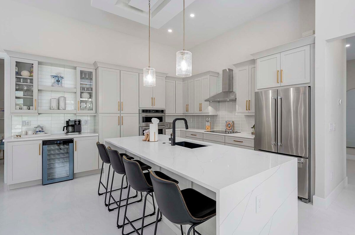 Resort-Pool mit großzügiger Lanai und Außenküche mit Grill.