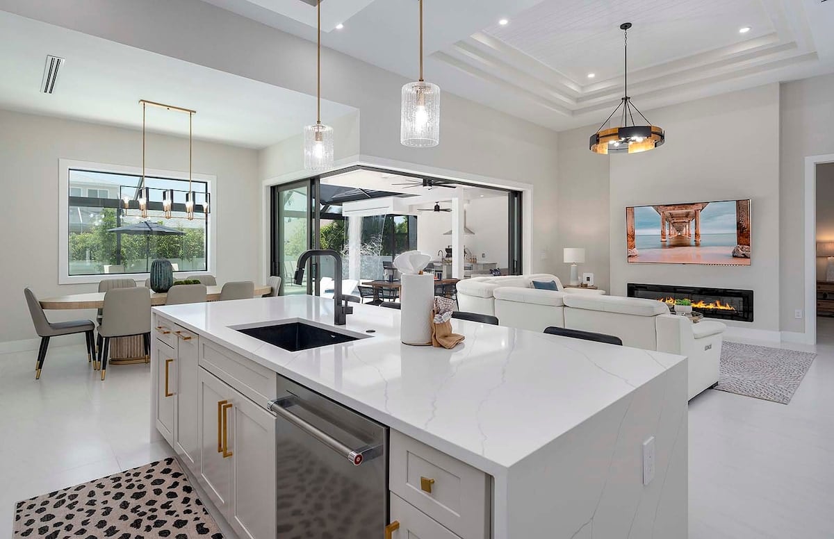 Überdachte Lanai mit Außenküche und Grill am Pool.