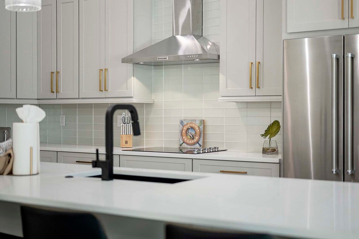 Sonnige Poolterrasse mit Lanai und Sitzbereich.