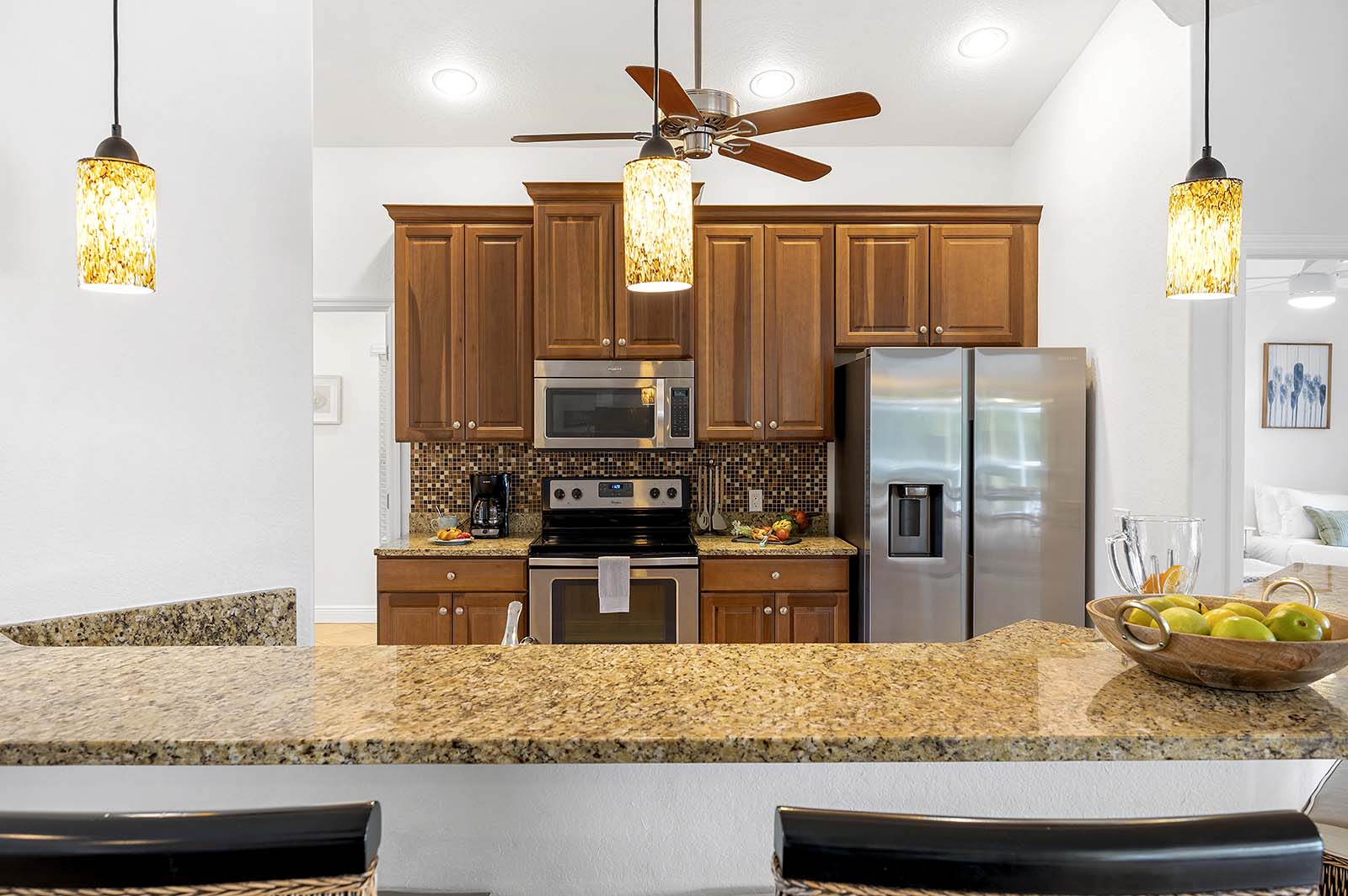 Privater Poolbereich mit Sonnenliegen und TV, direkt am Kanal mit Bootsdock.