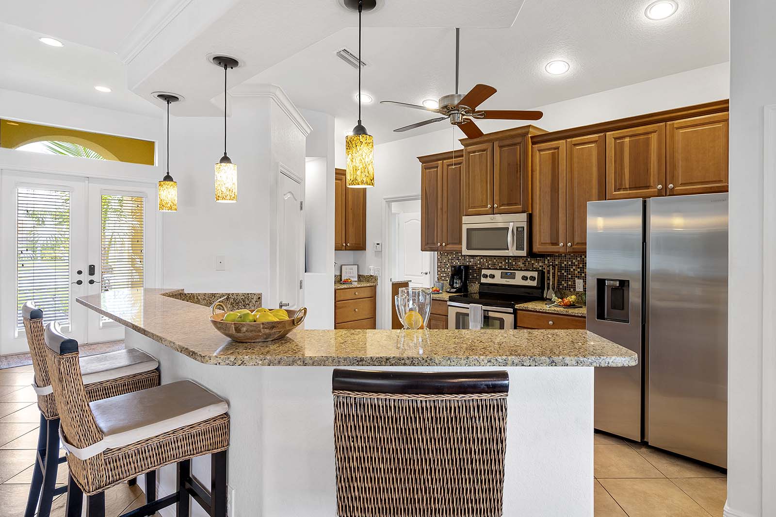 Poolbereich mit Sonnenliegen und Blick auf den Kanal