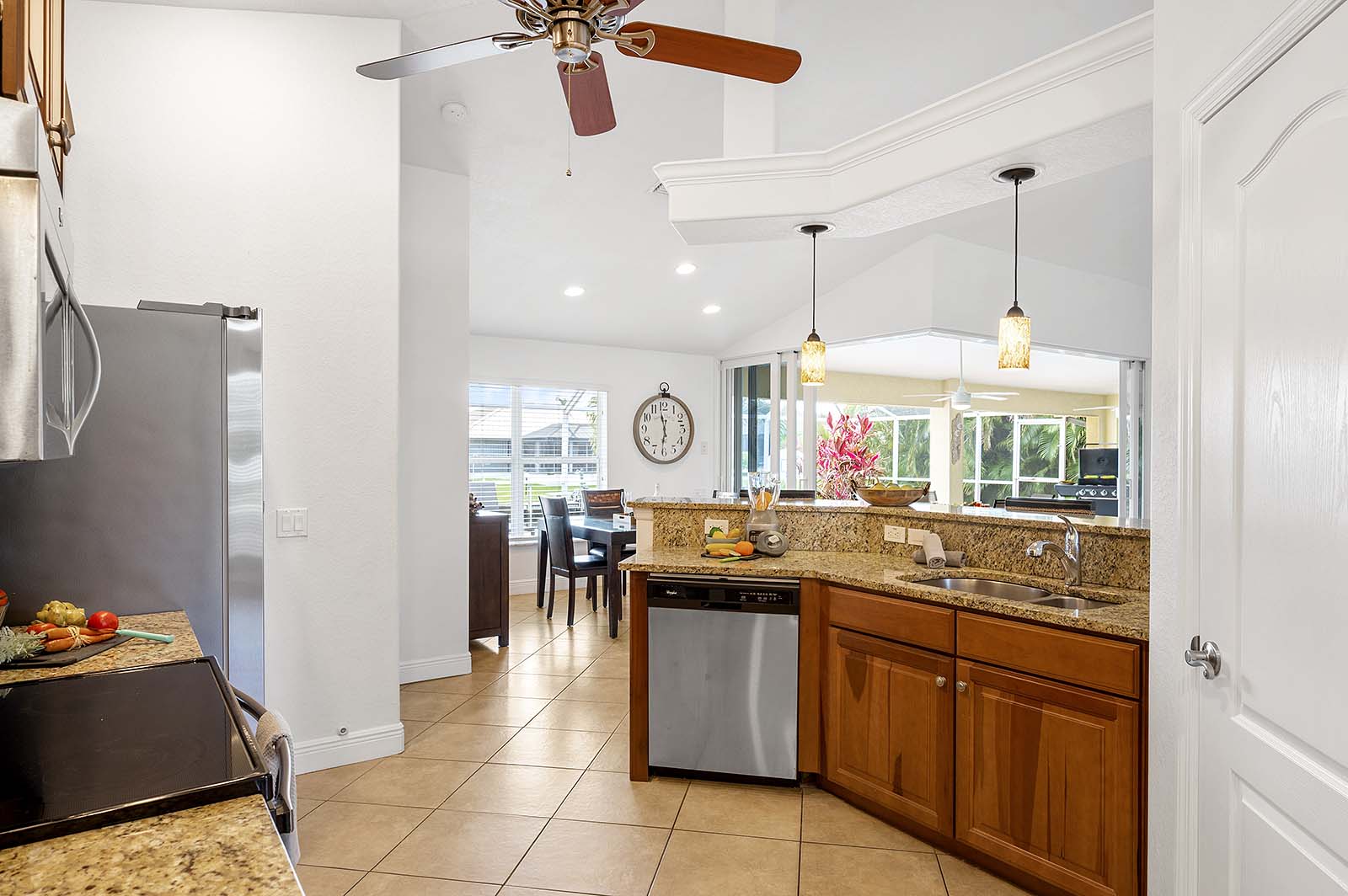 Privater Poolbereich mit Sonnenliegen und TV, direkt am Kanal mit Bootsdock.