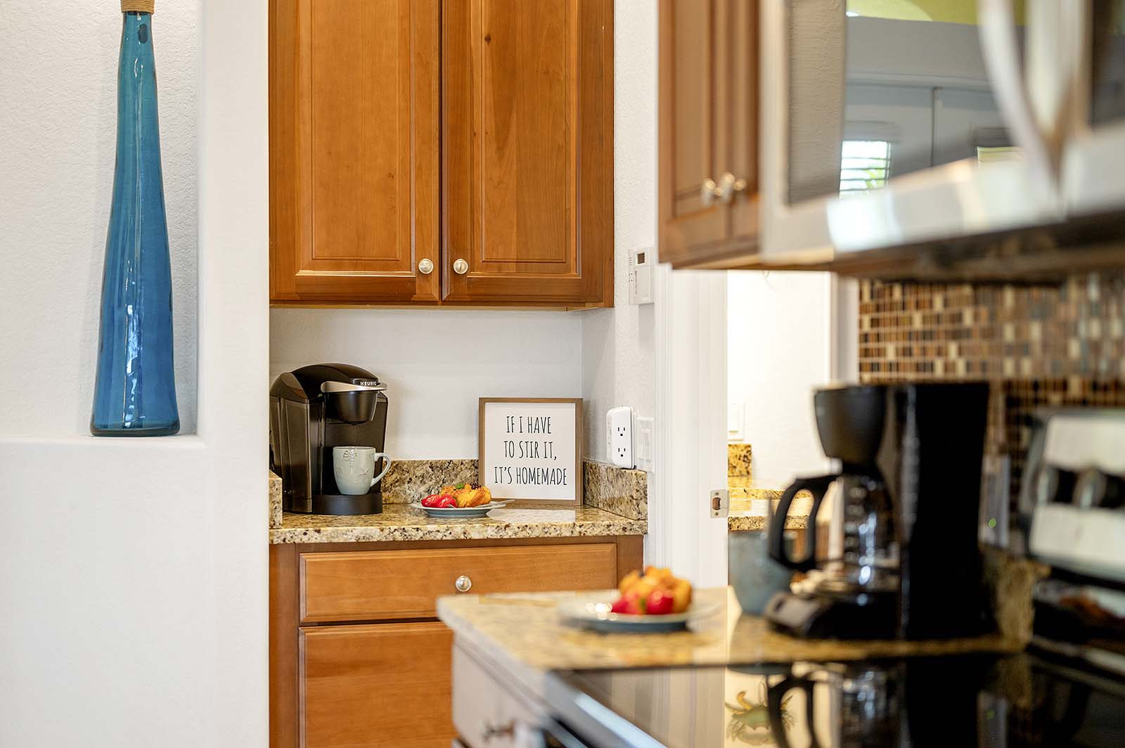 Privater Poolbereich mit Sonnenliegen und TV am Kanal.