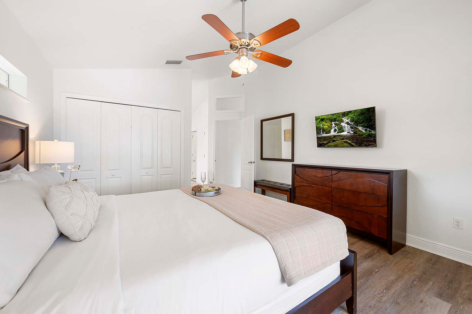 Privater Poolbereich mit Sonnenliegen und TV, Blick auf den Kanal und Bootsdock.