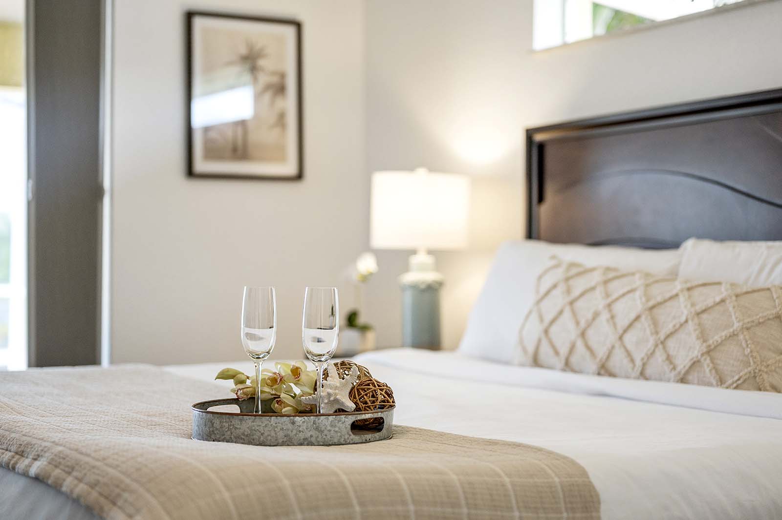 Privater Poolbereich mit Sonnenliegen und TV am Kanal.