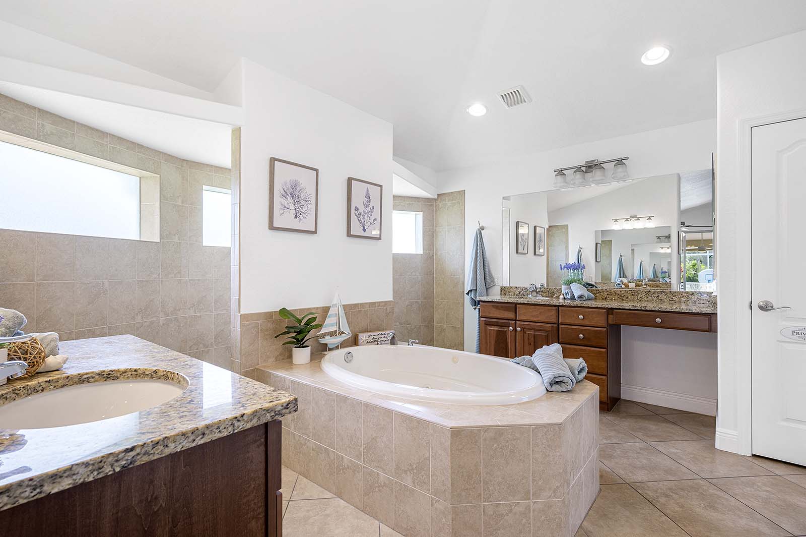 Privater Poolbereich mit Sonnenliegen und TV, Blick auf den Kanal und Bootsdock.