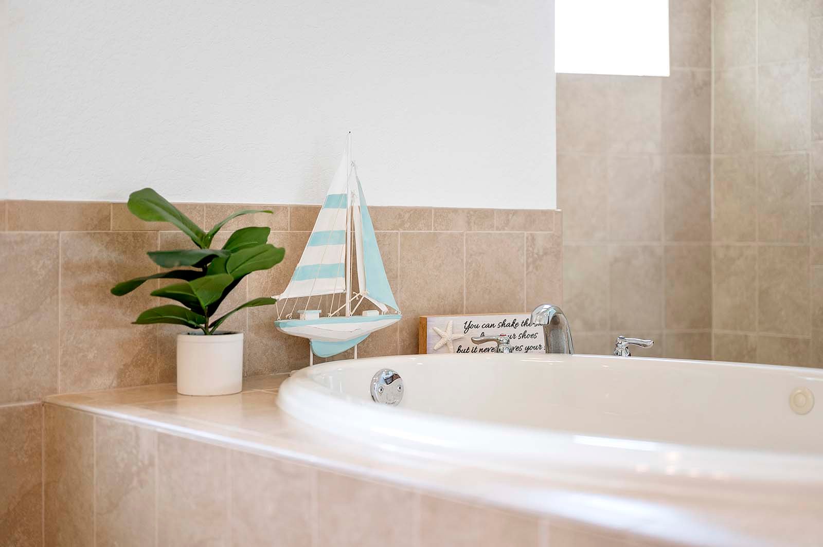 Privater Poolbereich mit Sonnenliegen und TV, Blick auf den Kanal und das Bootsdock.