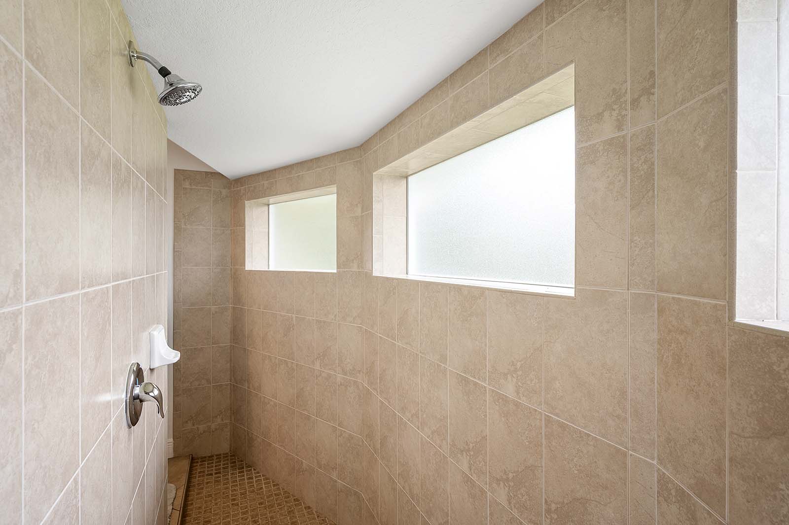 Privater Poolbereich mit Sonnenliegen und TV am Wasser.