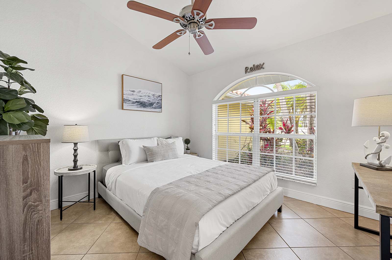 Privater Poolbereich mit Sonnenliegen und Blick auf den Kanal.