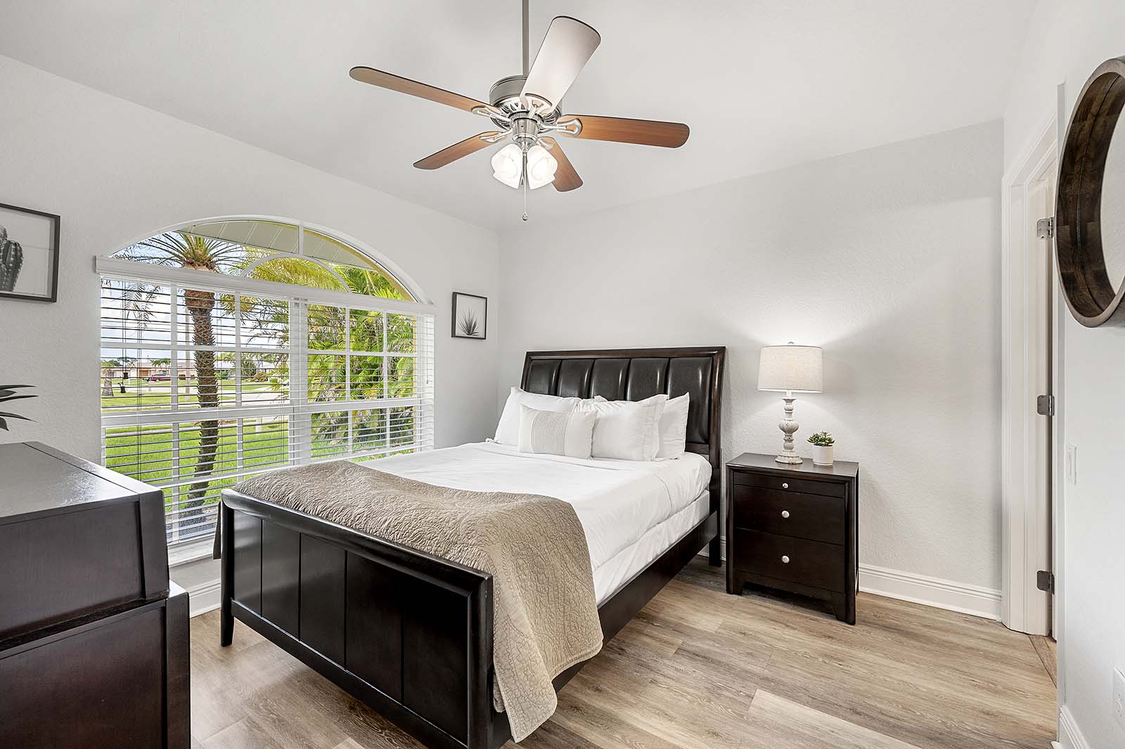 Privater Poolbereich mit Sonnenliegen und Blick auf den Kanal mit Bootsdock.