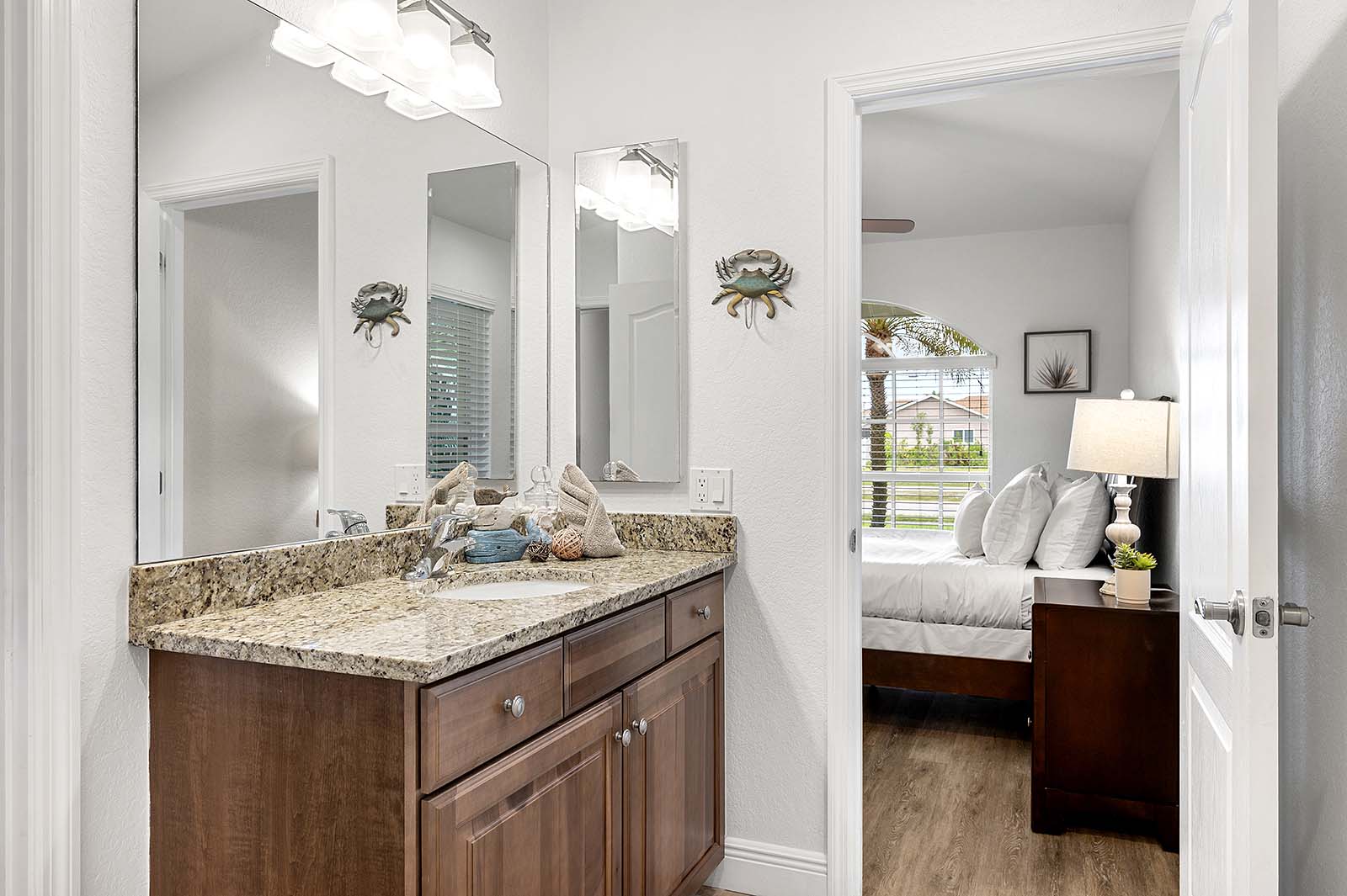 Privater Poolbereich mit Sonnenliegen und TV am Kanal.