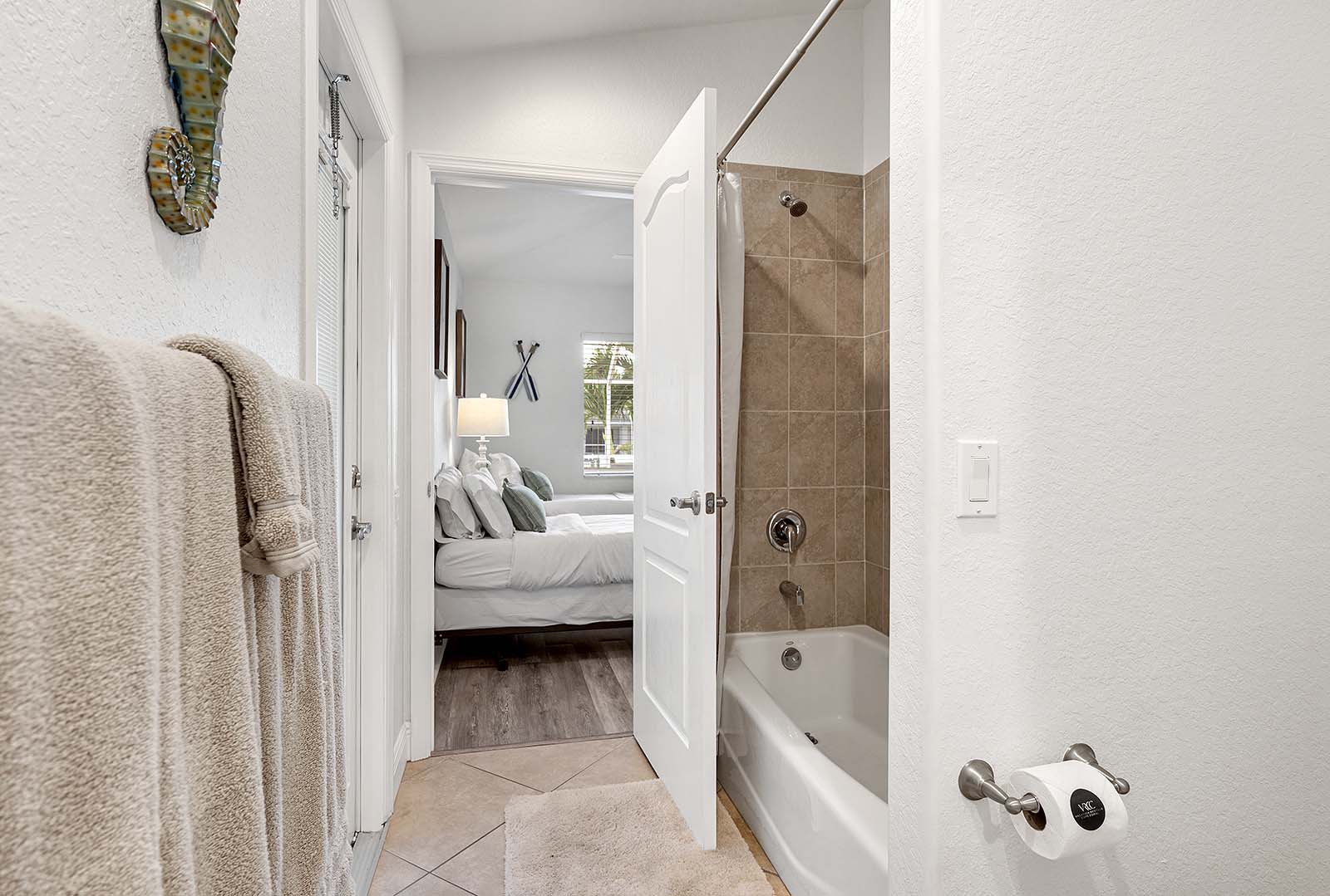 Privater Poolbereich mit Sonnenliegen und TV am Wasserkanal.