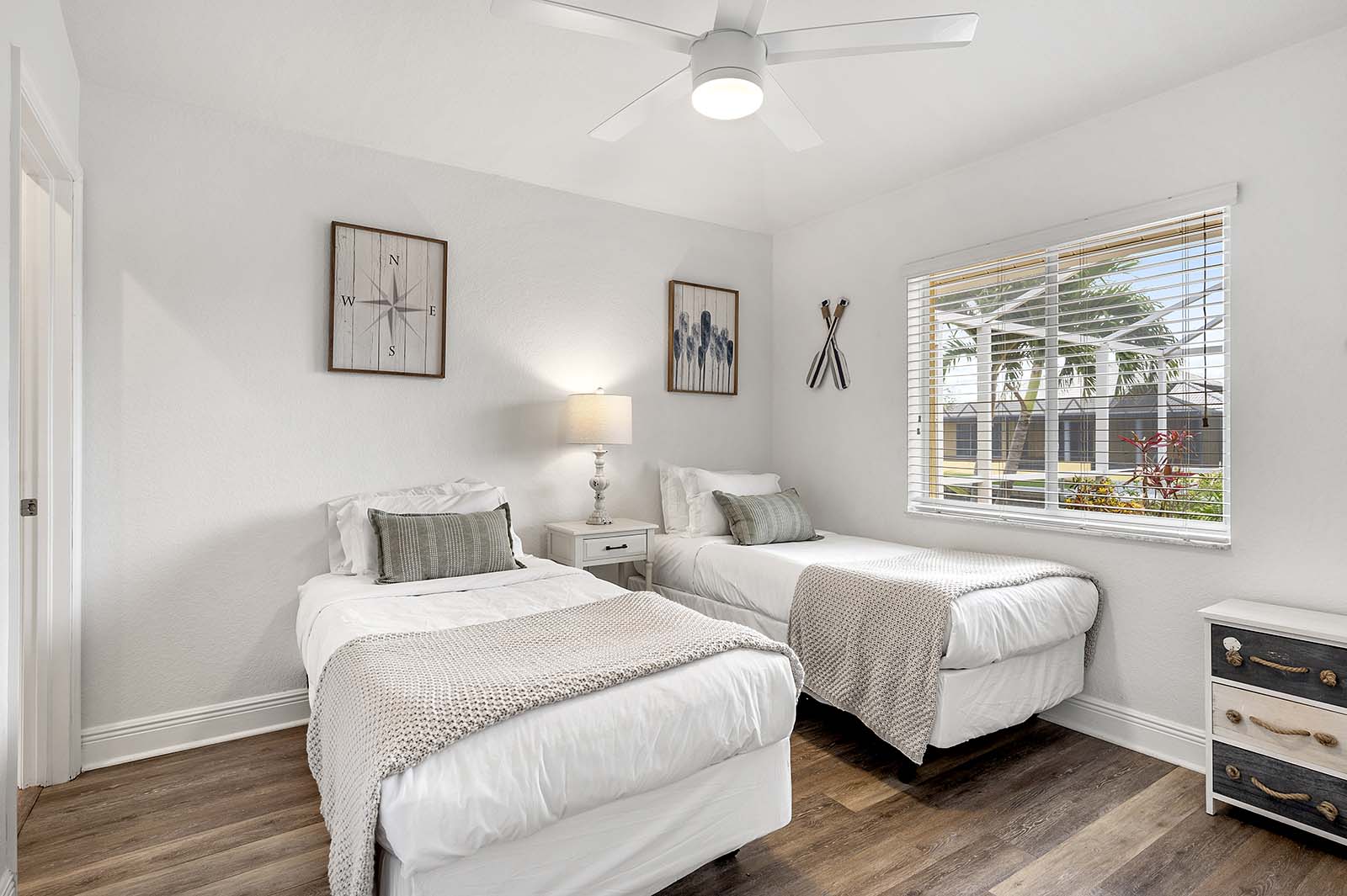 Privater Poolbereich mit Sonnenliegen und TV am Wasser.