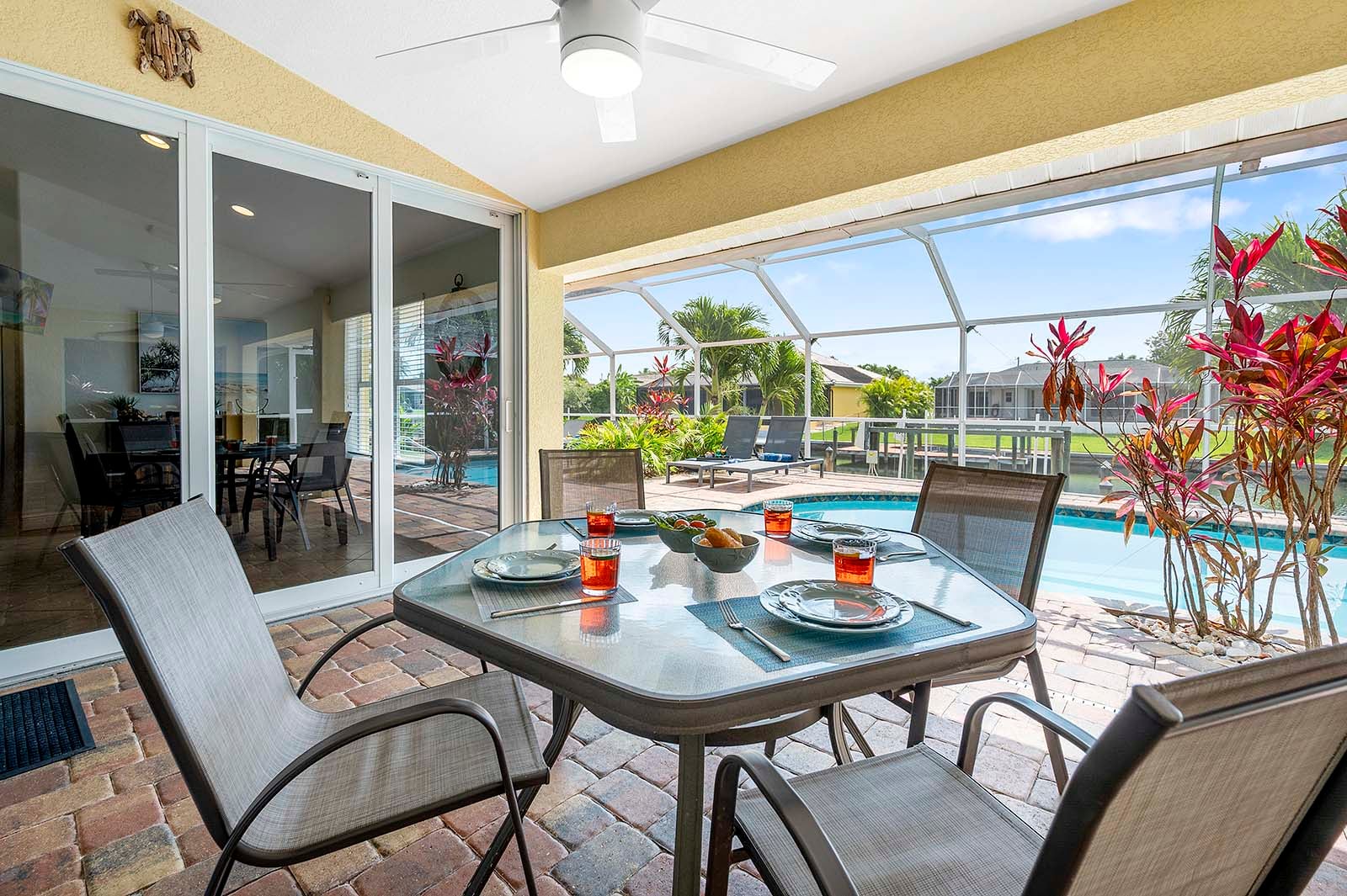 Privater Poolbereich mit Sonnenliegen und Blick auf den Kanal