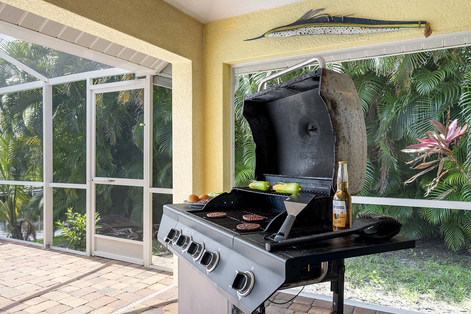 Privater Poolbereich mit Sonnenliegen und Blick auf den Kanal.