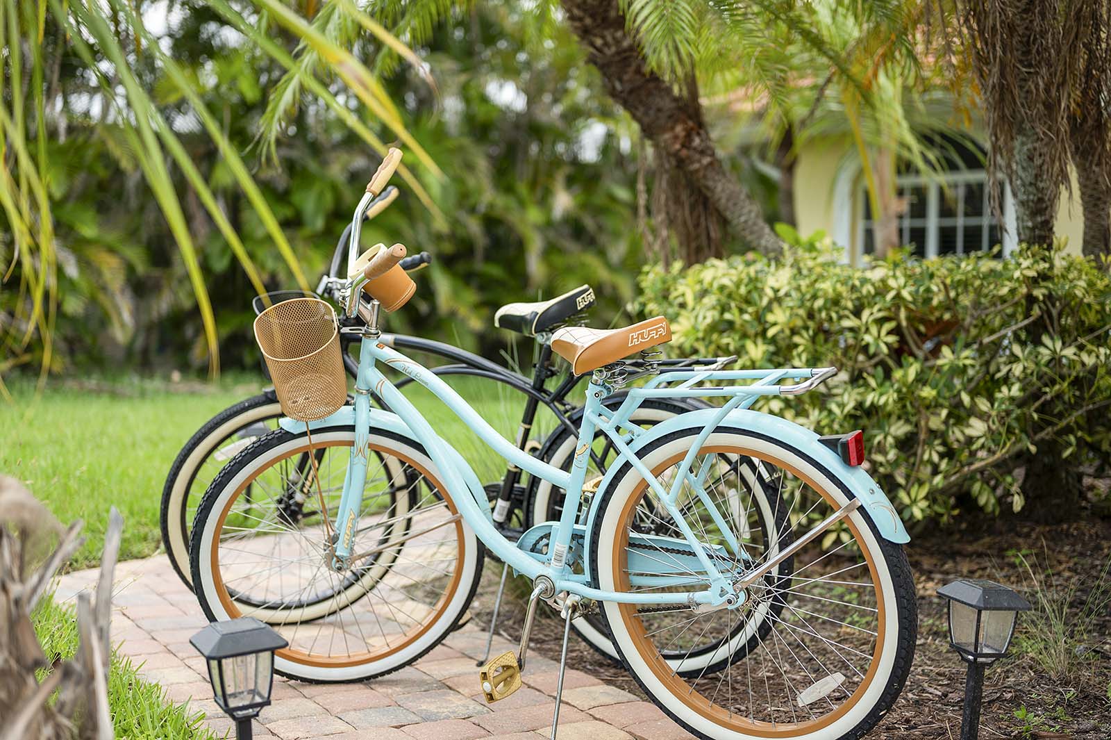 Privater Poolbereich mit Sonnenliegen und Blick auf den Kanal.
