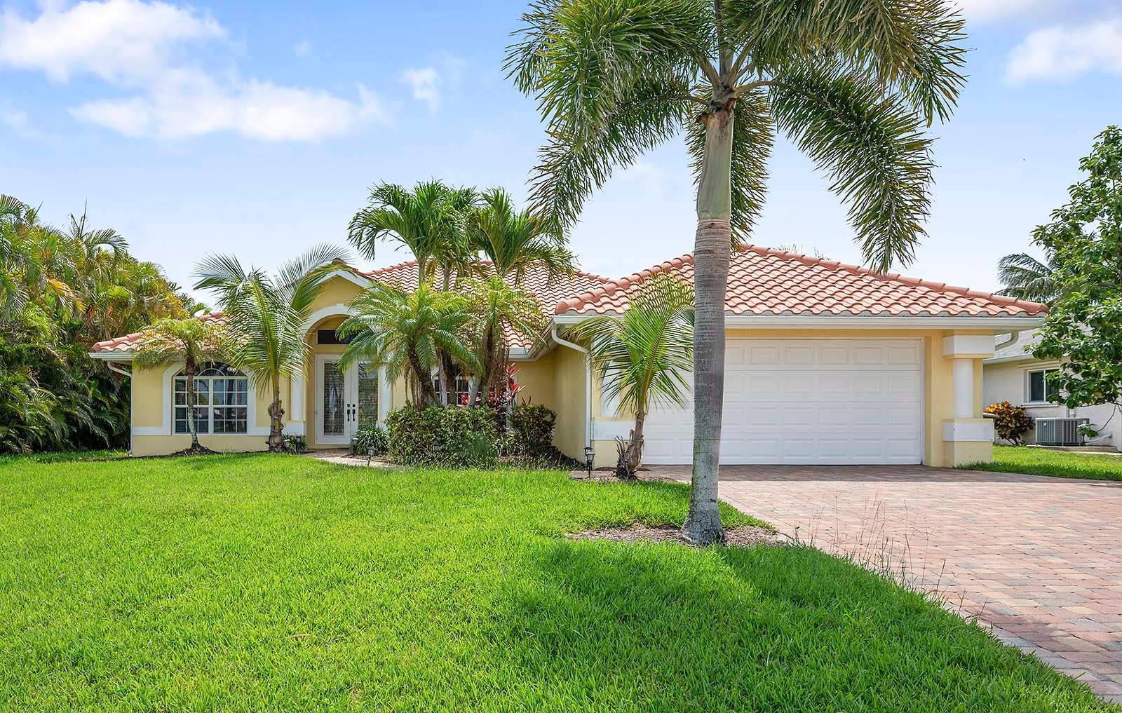 Privater Poolbereich mit Sonnenliegen und TV am Wasser.