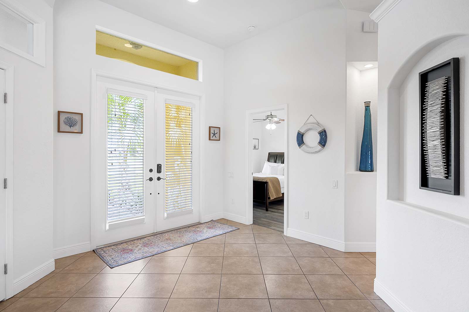 Privater Poolbereich mit Sonnenliegen und TV am Kanal.