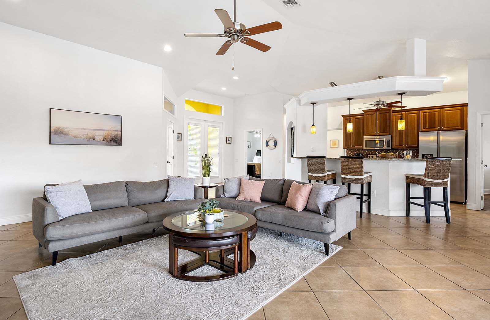 Privater Poolbereich mit Sonnenliegen und TV am Wasserkanal mit Bootsdock.