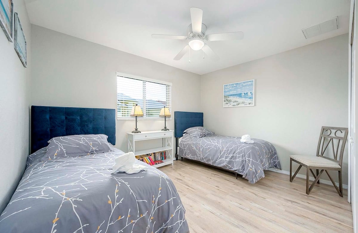 Überdachte Veranda (Lanai) mit Outdoor-Lounge und Esstisch am Pool.