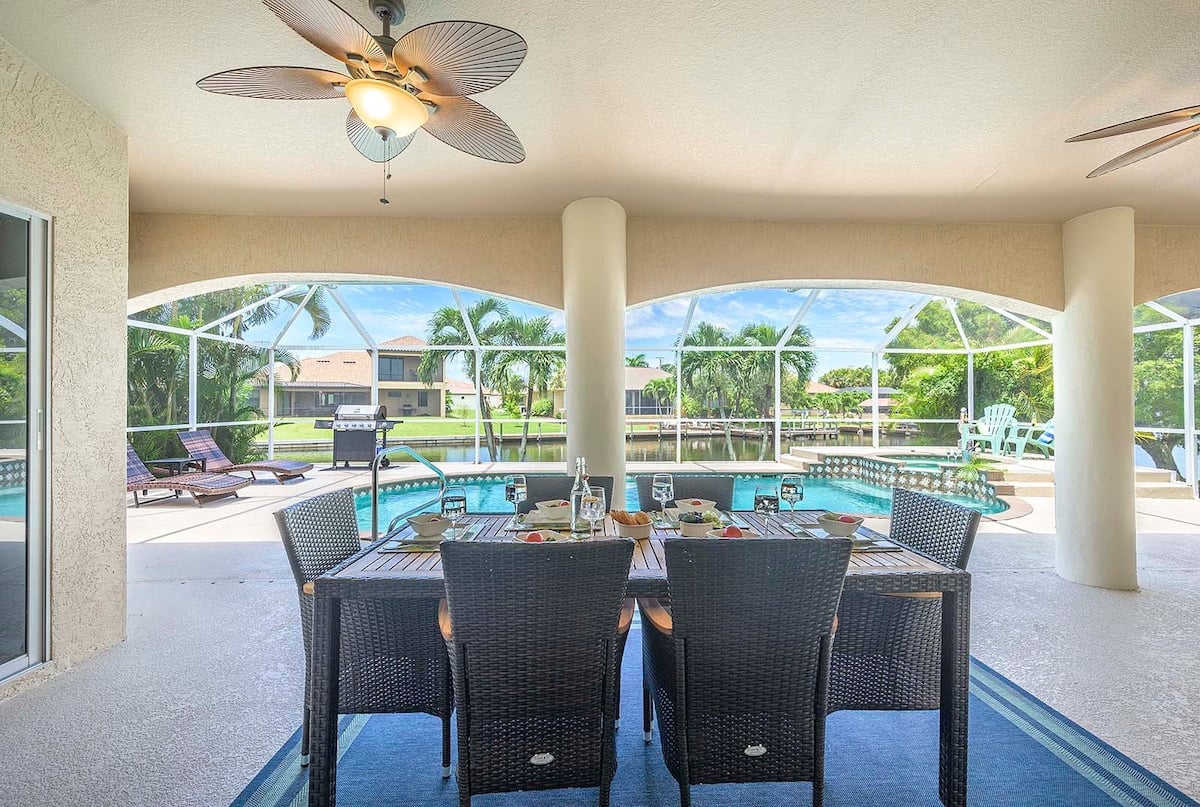 Beheizter Pool mit Spa und überdachter Lanai mit Sitz- und Essbereich.