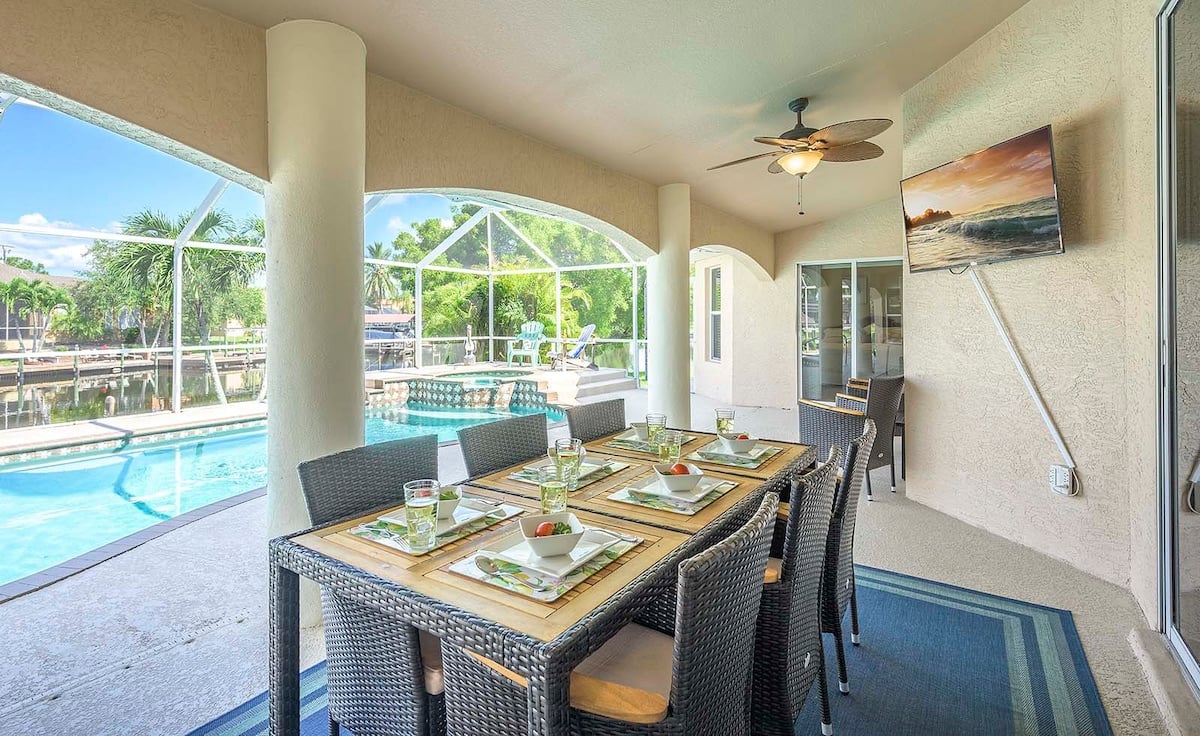 Überdachte Veranda (Lanai) mit Outdoor-Lounge und Esstisch.