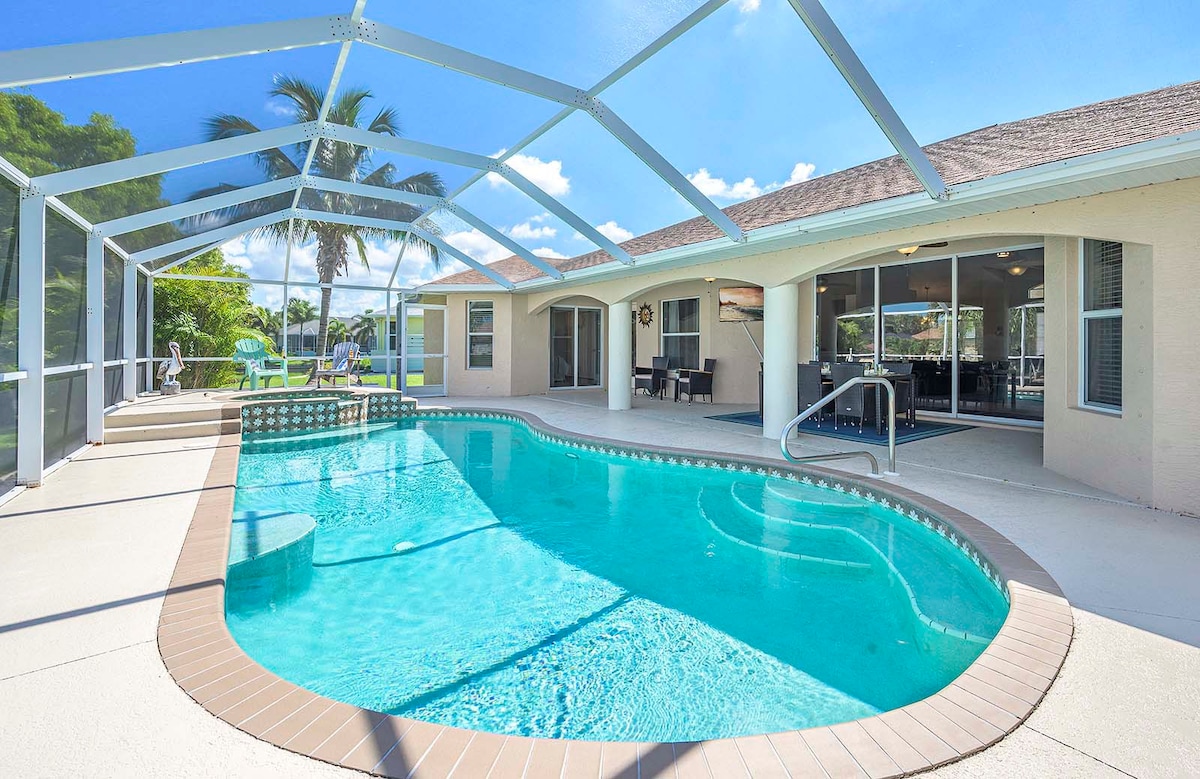 Überdachte Veranda (Lanai) mit Outdoor-Lounge und Esstisch.