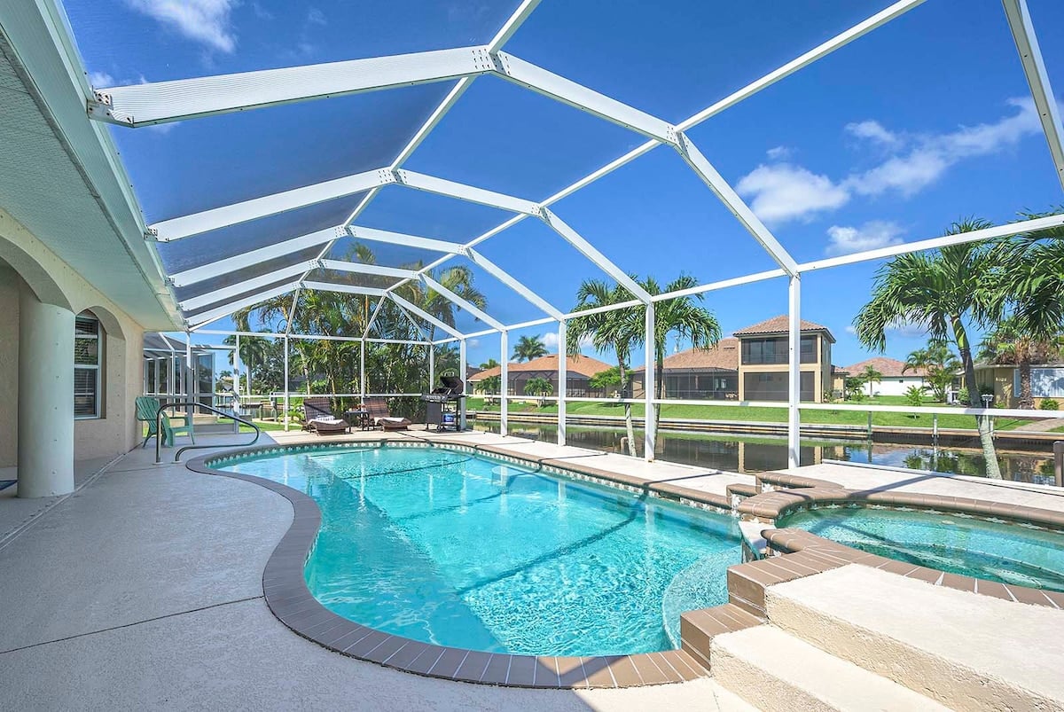 Überdachte Veranda (Lanai) mit Outdoor-Lounge und Esstisch.