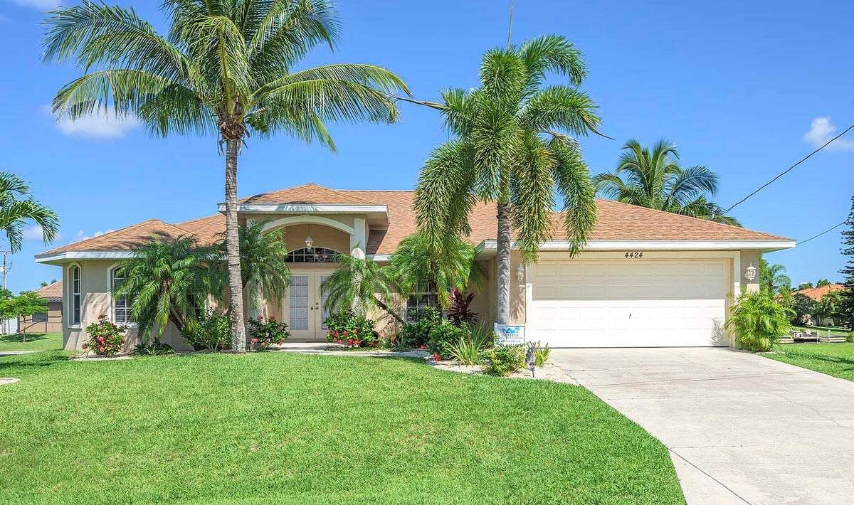 Beheizter Pool mit Spa und überdachter Veranda am Kanal.