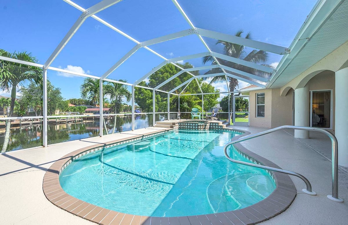 Überdachte Veranda (Lanai) mit Outdoor-Lounge und Esstisch.