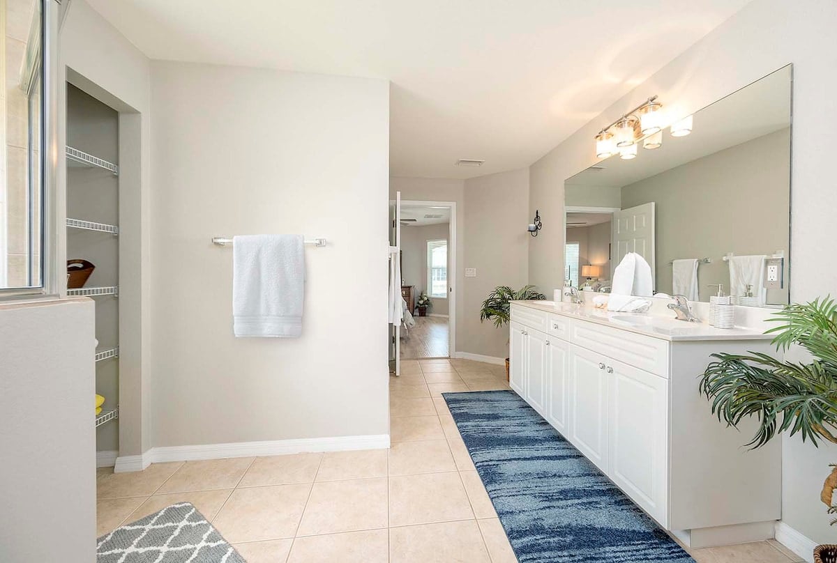 Überdachte Veranda (Lanai) mit Outdoor-Lounge und Esstisch.