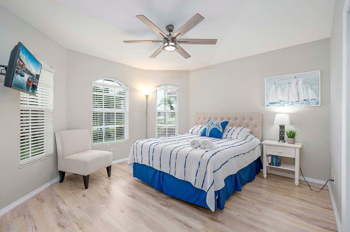 Beheizter Pool mit integriertem Spa und Blick auf den Kanal.