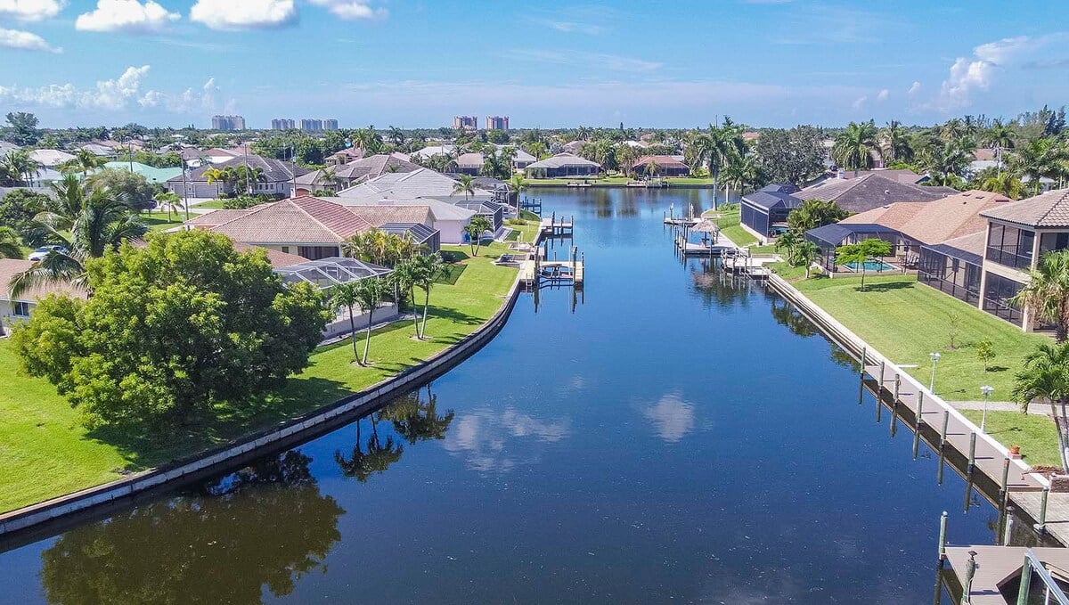 Überdachte Veranda (Lanai) mit Outdoor-Lounge und Esstisch.