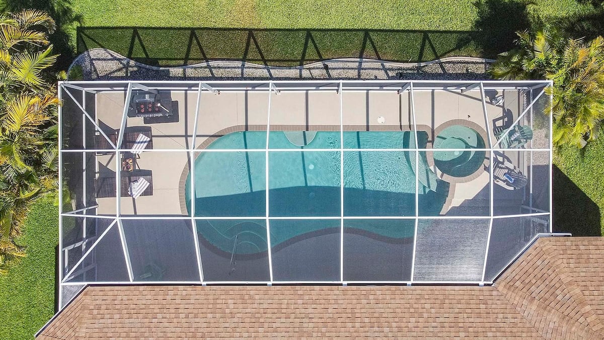 Überdachte Veranda (Lanai) mit Outdoor-Lounge und Esstisch.