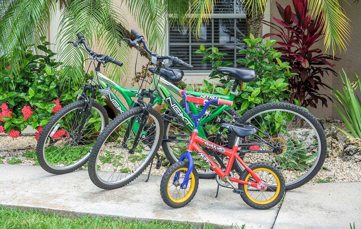 Überdachte Lanai mit Outdoor-Lounge und Essbereich am Pool.