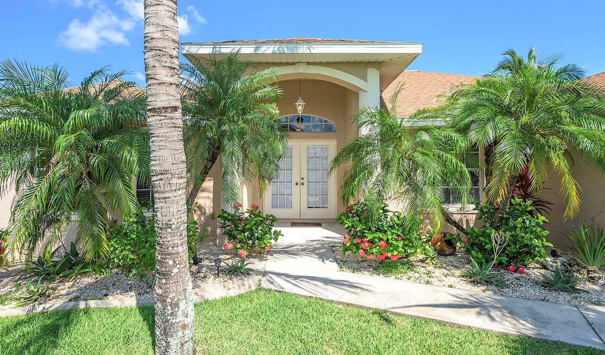 Beheizter Pool mit Spa und überdachter Veranda am Kanal.