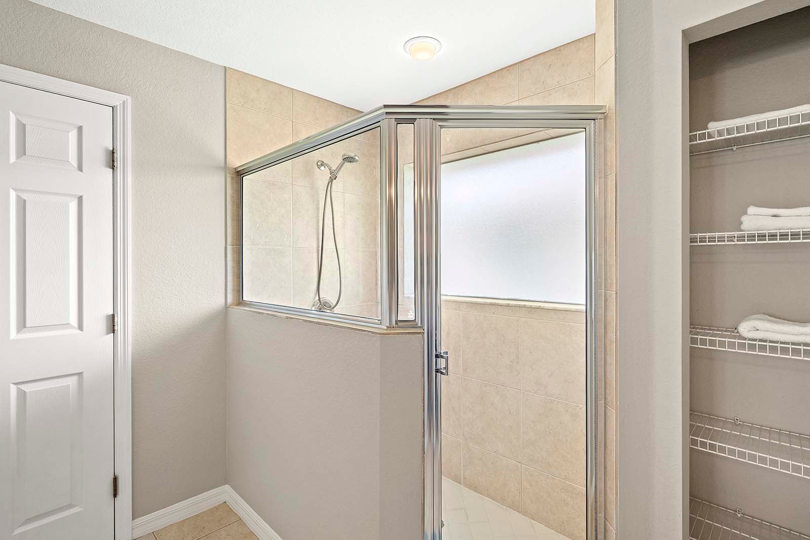 Große Dusche im Hauptschlafzimmer