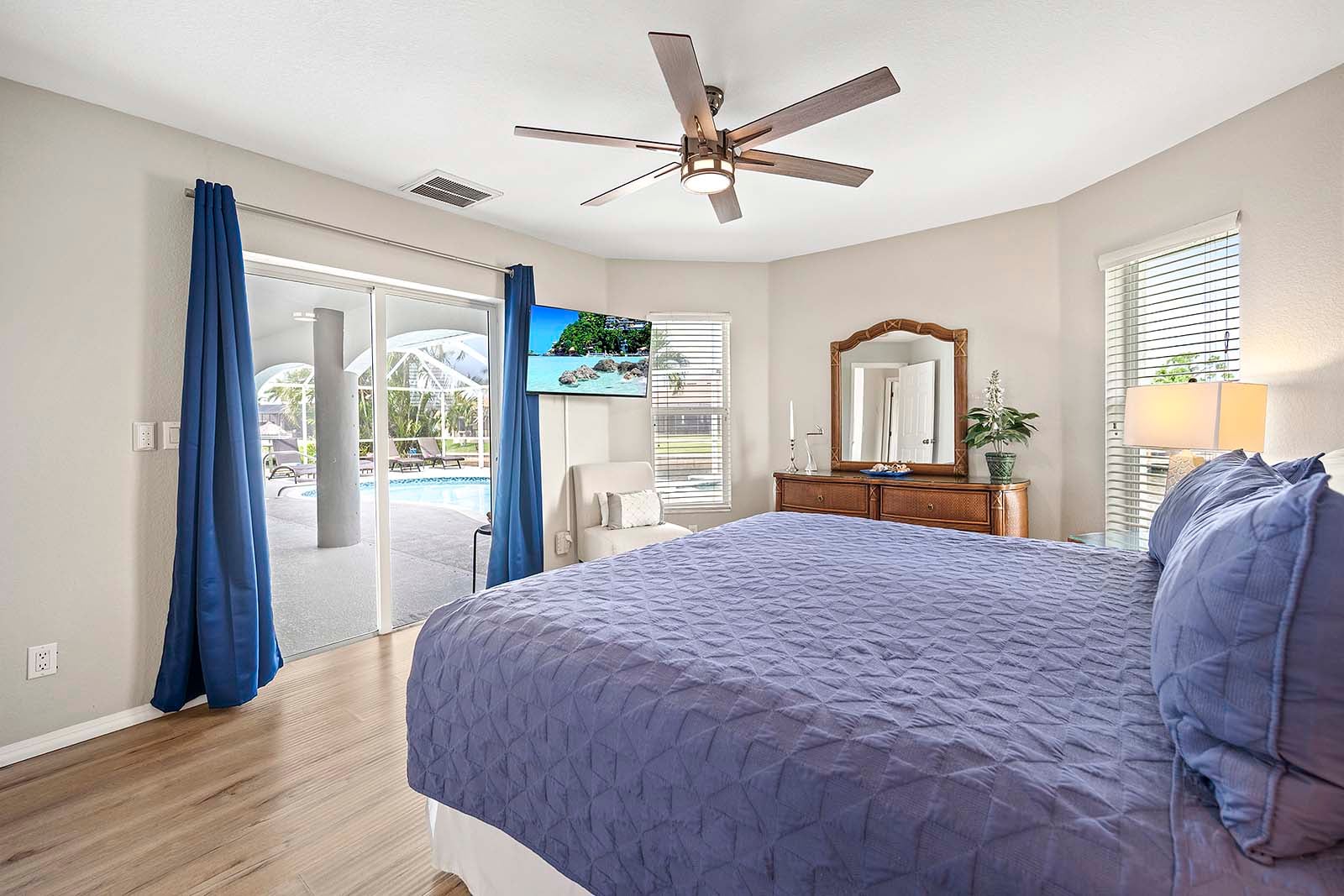 Zweites Schlafzimmer mit Kingsize-Bett und Zugang zum Pool und zur Veranda