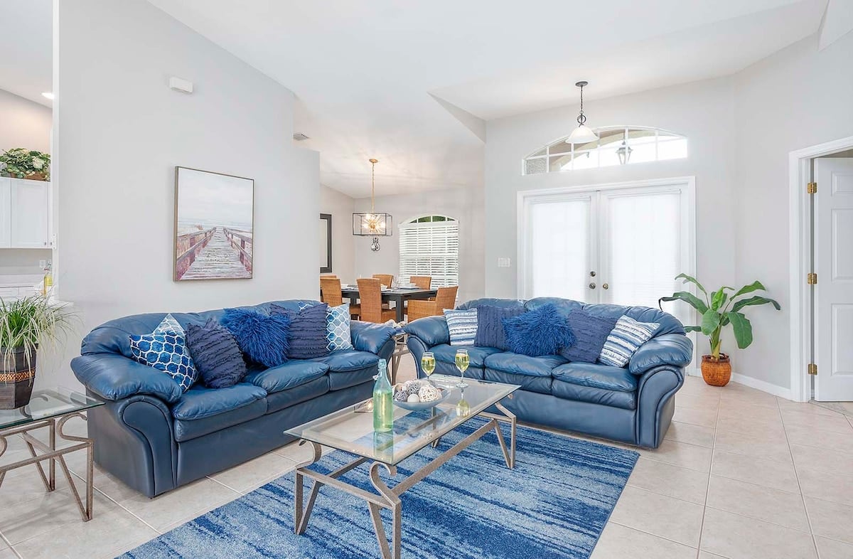 Beheizter Pool mit Spa und überdachter Veranda am Kanal.