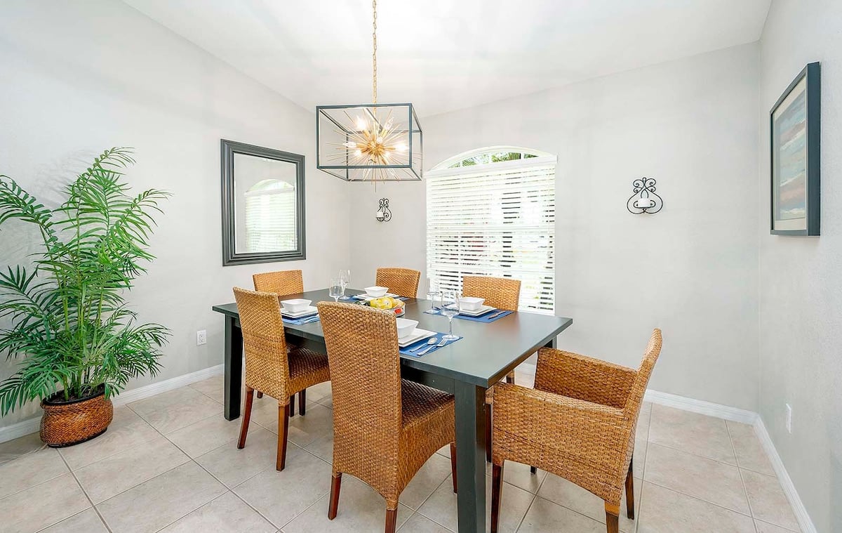 Überdachte Veranda (Lanai) mit Outdoor-Lounge und Esstisch am Pool.