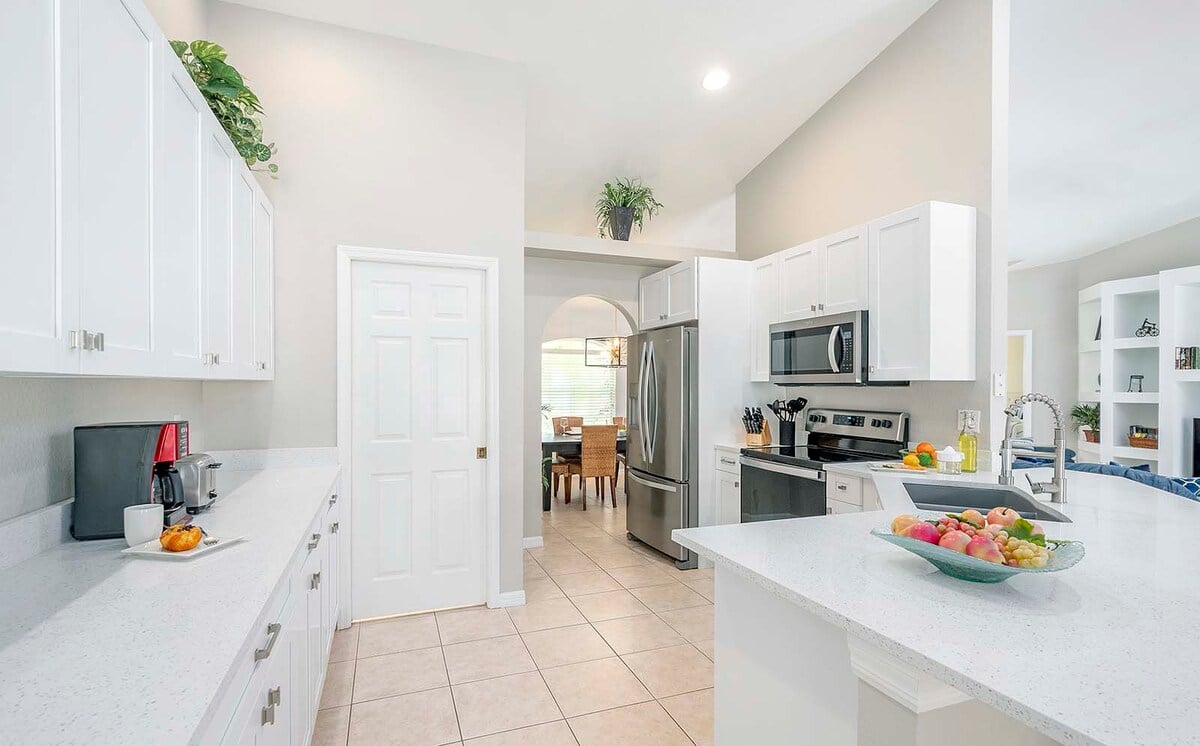 Überdachte Veranda (Lanai) mit Outdoor-Lounge und Esstisch.