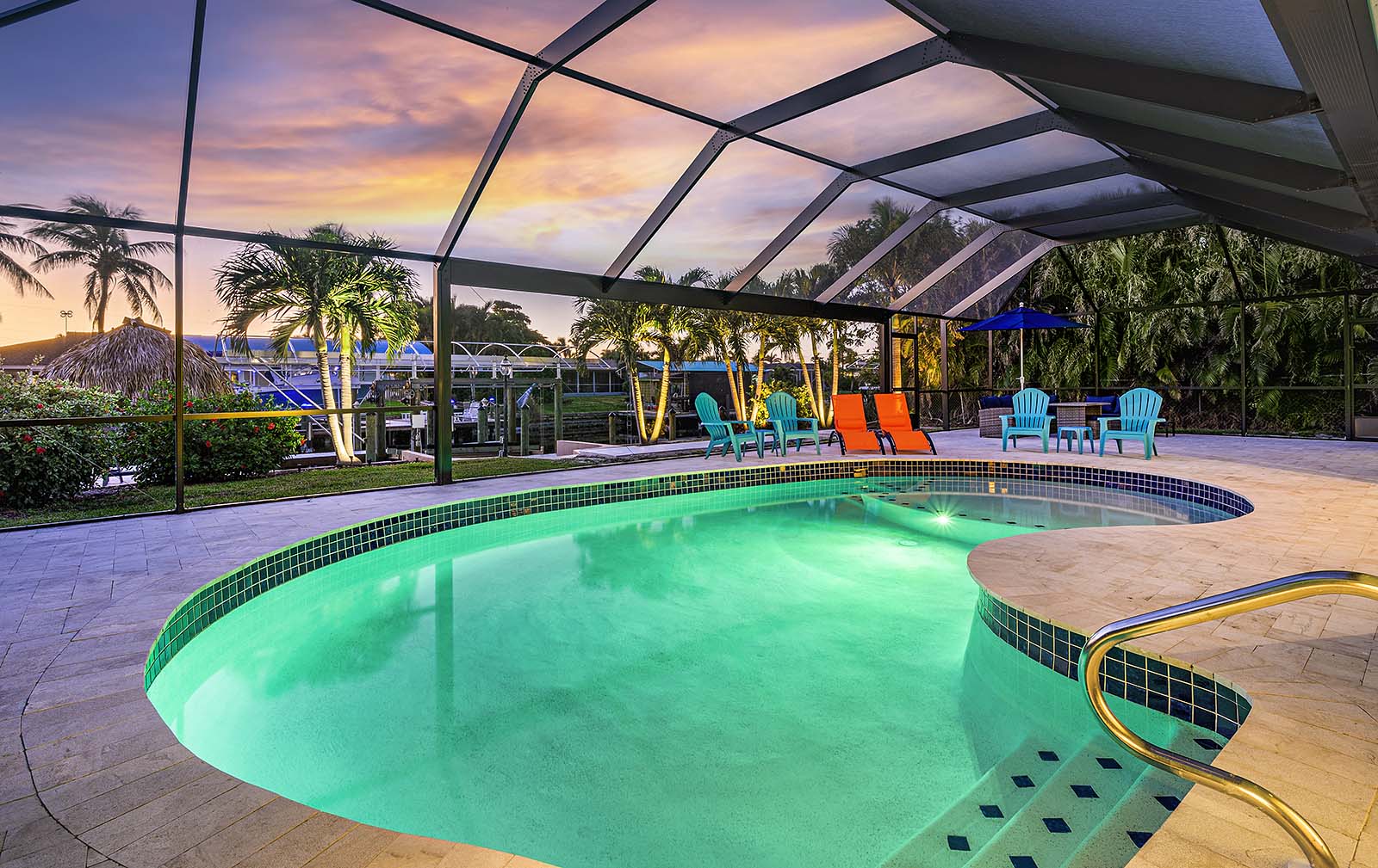 Ferienhaus am Kanal in SW Cape Coral mit privatem Pool, Dock und Blick auf den Sonnenuntergang.