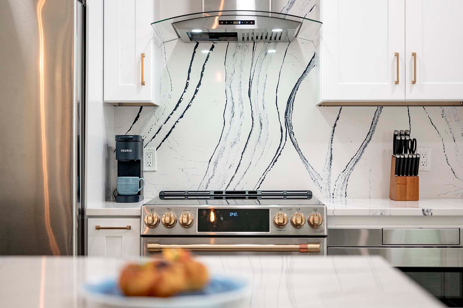 Außenbereich am Kanal mit privatem Pool und Bootsdock.