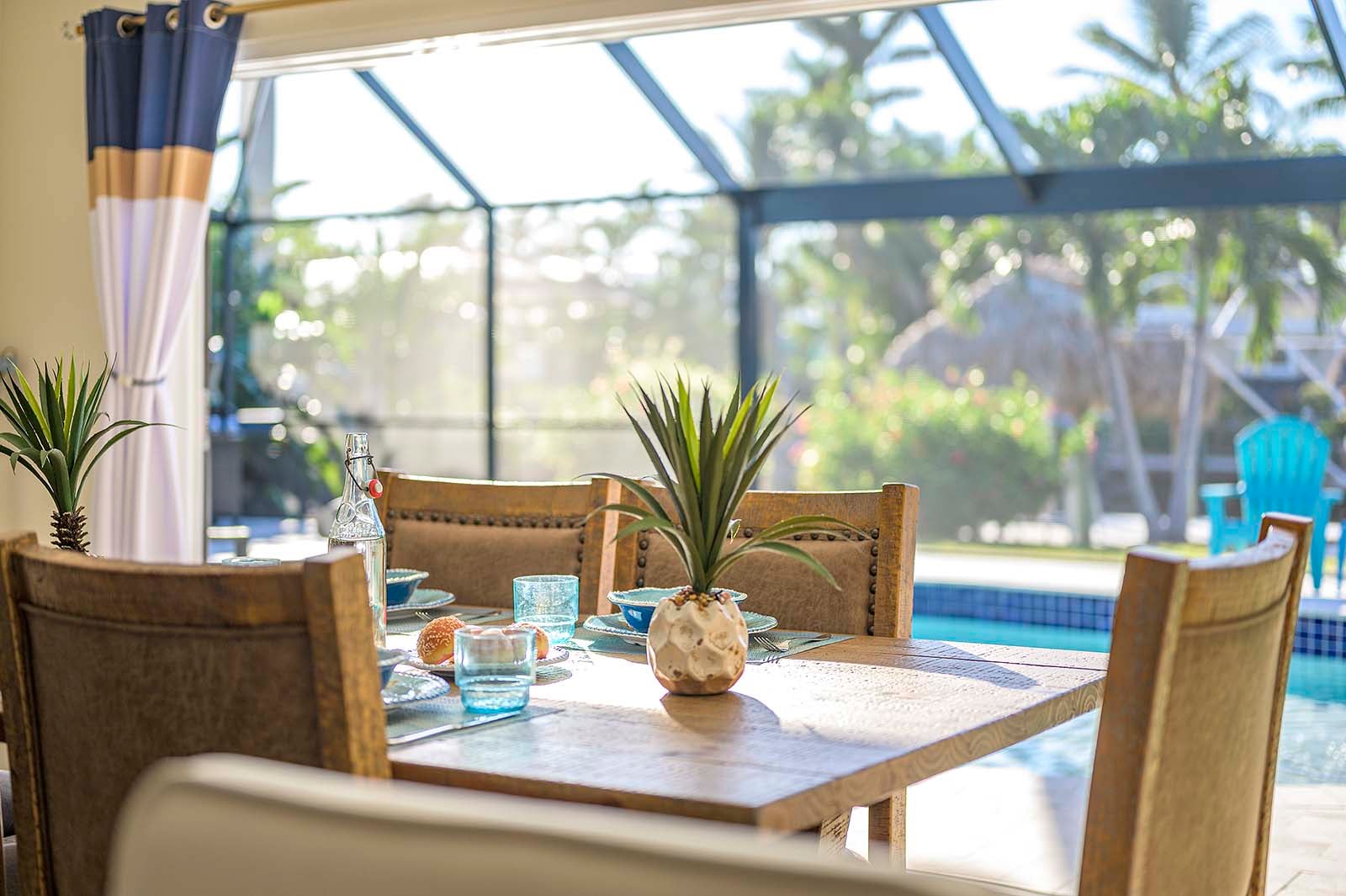 Poolbereich mit Blick auf den Kanal, Bootsdock und Lift.