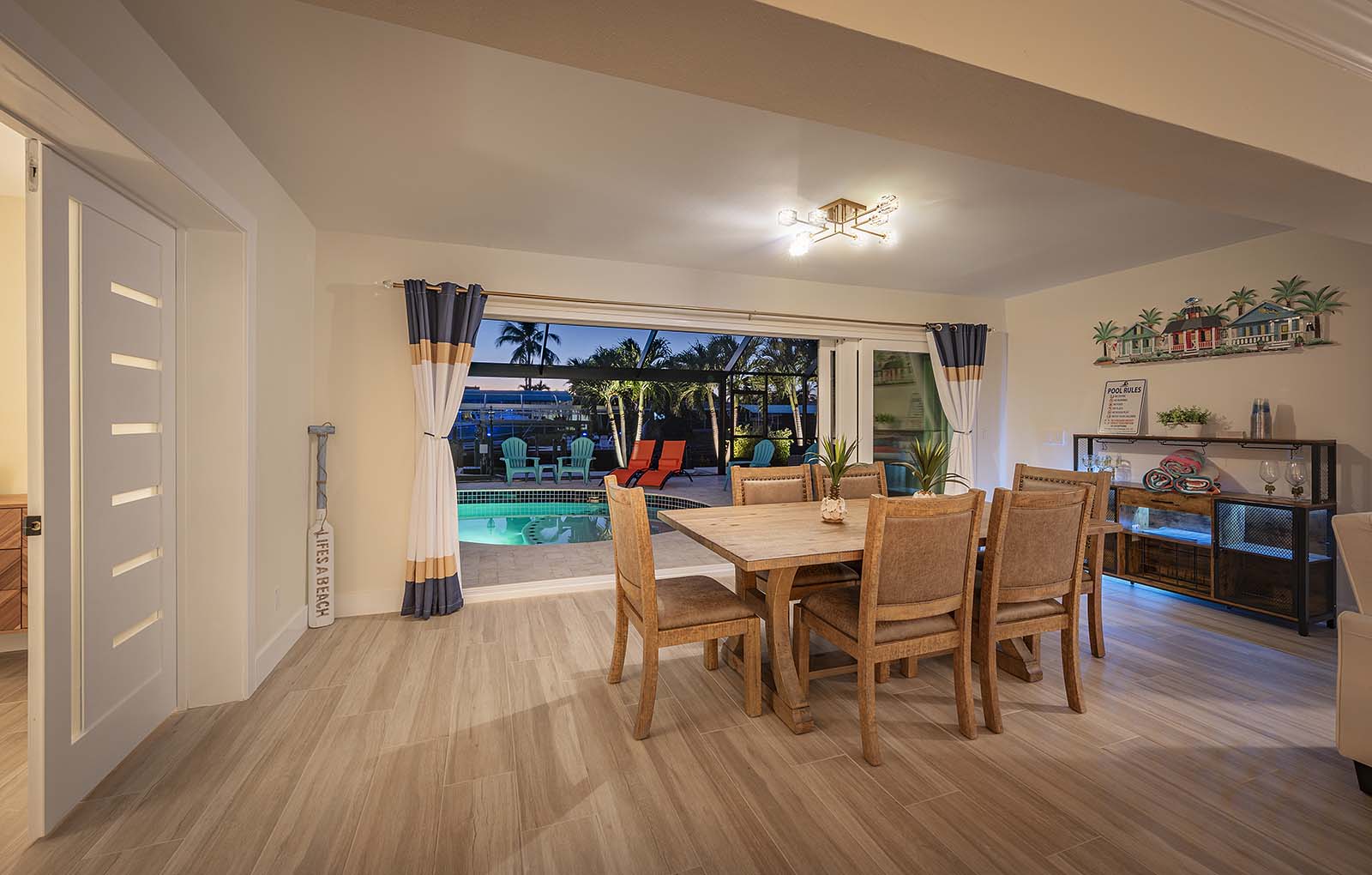 Blick auf den Kanal am Haus mit Bootsdock und Lift.