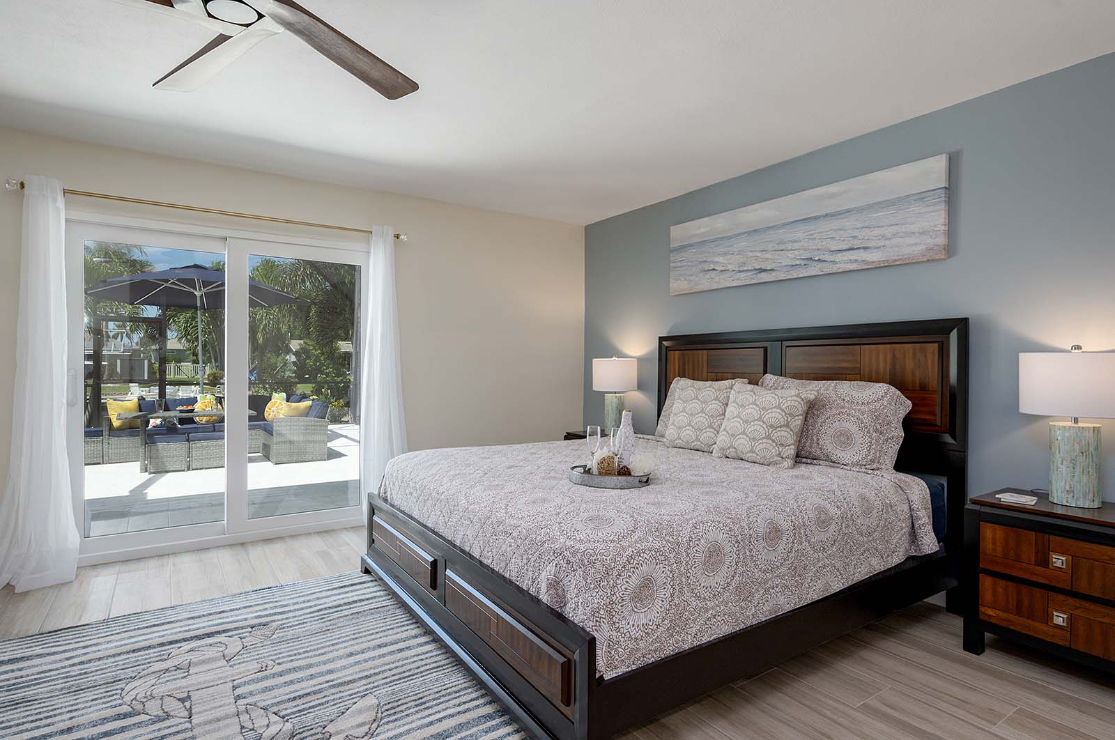 Außenbereich am Kanal mit privatem Pool, Dock und Blick auf den Sonnenuntergang.