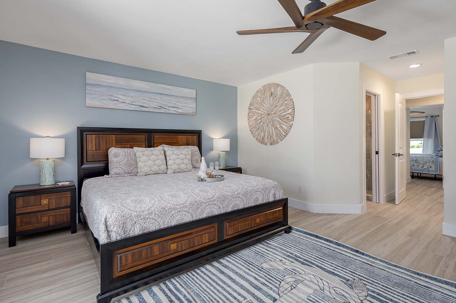 Blick auf Kanalgrundstück mit privatem Pool, Dock und Bootslift bei Sonnenuntergang.