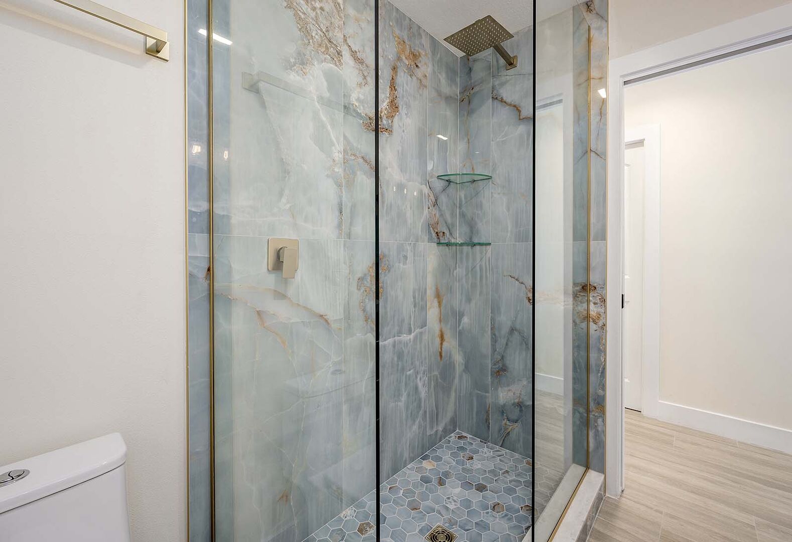 Außenbereich am Kanal mit privatem Pool und Bootsdock.