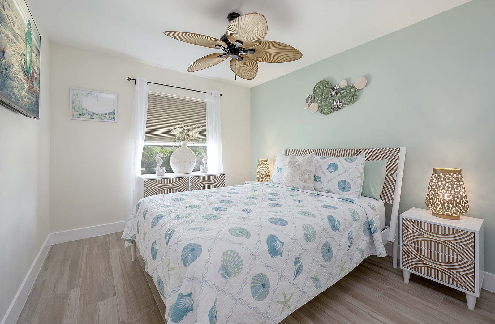 Außenbereich am Kanal mit privatem Pool, Terrasse und Bootsanleger.