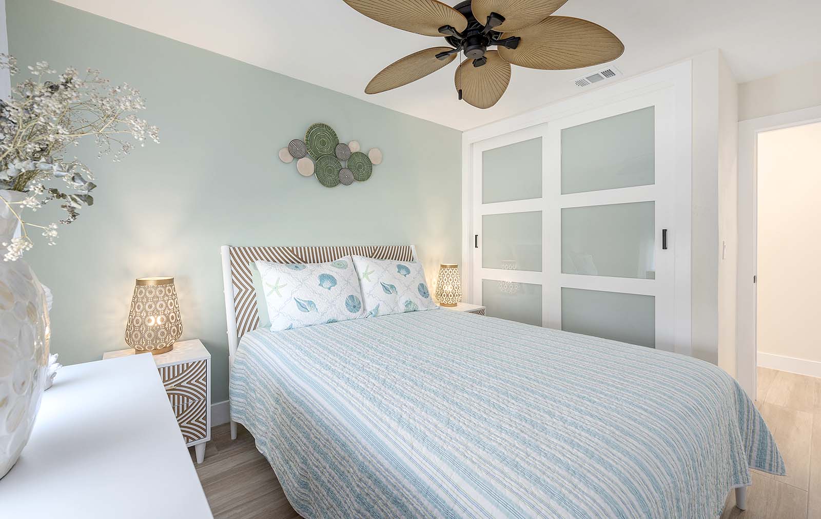 Außenbereich am Kanal mit privatem Pool und Bootssteg.